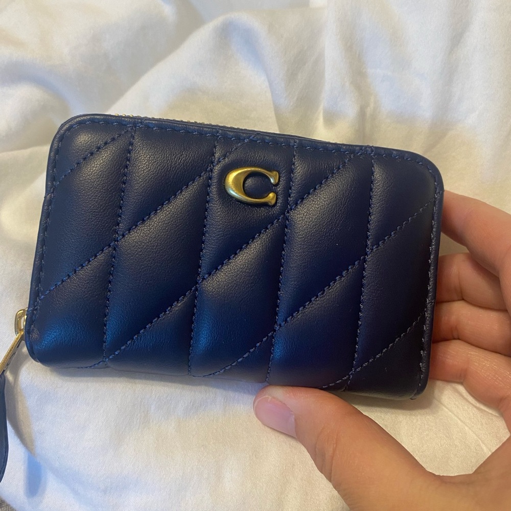 Coach Essential Small Zip Around Wallet